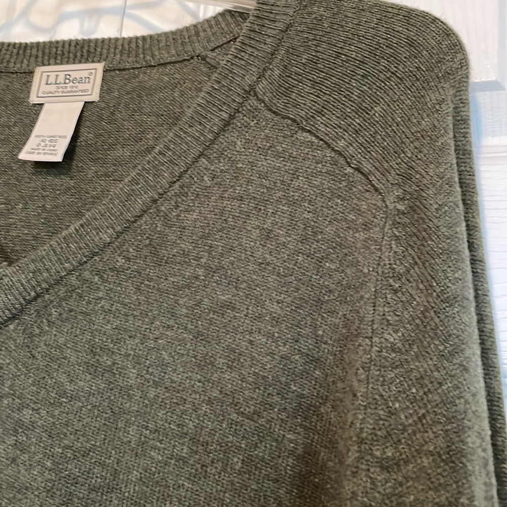 Men’s LL Bean Sz XL 100% Lambs’ Wool olive knit sweater. V neck long sleeved - Picture 8 of 9